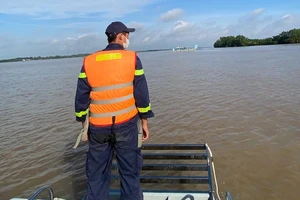 Tìm thấy thi thể bé trai 2 tuổi mất tích cùng mẹ ở cầu Cổ Chiên