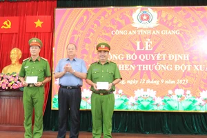 Khen, thưởng nóng cho tập thể, cá nhân phá nhanh vụ bé trai bị ném xuống sông