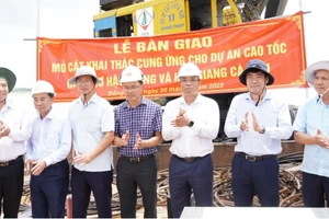 Đồng Tháp bàn giao mỏ cát đầu tiên cho dự án cao tốc Cần Thơ - Cà Mau