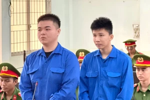 Bị cúp đầu xe, 2 thanh niên mang dao đi giết người