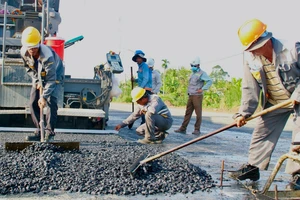 Bắt đầu thảm nhựa tuyến cao tốc Mỹ Thuận - Cần Thơ