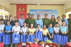 Trường Đại học Cảnh sát nhân dân tặng quà cho trẻ khuyết tật ở Cần Thơ