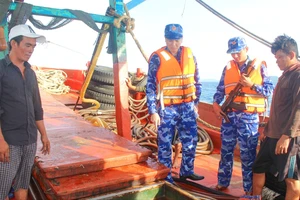 Cảnh sát biển phát hiện tàu chở 50.000 lít dầu không nguồn gốc trên biển Tây Nam