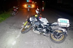 Nam thanh niên lái ô tô tông ngã xe CSGT khi bị kiểm tra