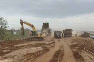 Cao tốc Mỹ Thuận – Cần Thơ vẫn còn thiếu cát 