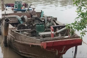 1 công an ở Vĩnh Long bị thương phải cắt 2 chân khi bắt cát lậu