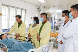 Tặng bằng khen cho Đại uý Công an bị đứt lìa 2 chân khi bắt cát lậu