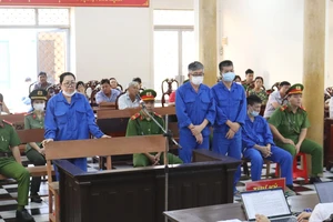 2 cựu cán bộ công an bị VKS đề nghị mức án từ sáu đến chín năm tù với cáo buộc rửa tiền cho bà trùm buôn lậu Mười Tường