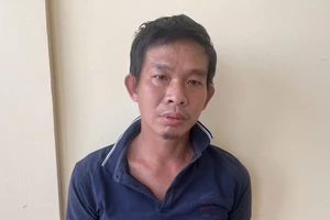 Xô ghế, dùng nón bảo hiểm đánh vào mặt CSGT ngay tại trụ sở