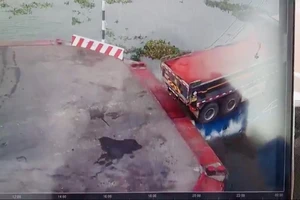 Thót tim với cảnh xe tải rơi xuống sông Tiền khi xuống phà