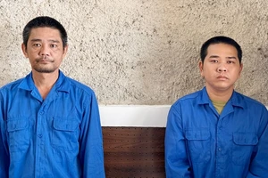 Tranh giành khách hàng, 2 người chém nhau rồi cùng vào tù