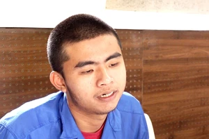 Bắt thanh niên đuổi chém người trước cửa toà án ở An Giang