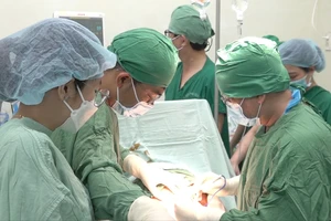 Song thai có khối thoát vị rốn lớn ở bụng được phẫu thuật lấy thai an toàn