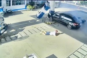 Đạp nhầm chân ga, ô tô tông 3 xe máy, tông bay cả trụ xăng