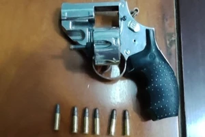 Mới ra tù đã mang súng đi cướp giật tài sản