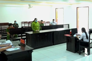 Nổ quen chánh toà hình sự Vĩnh Long để lừa đảo 