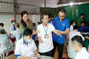 Công an tỉnh An Giang phối hợp khám bệnh, tặng quà cho người khiếm thị