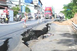 Sạt lở nghiêm trọng Quốc lộ 80, phân luồng cho xe chạy sang hướng khác