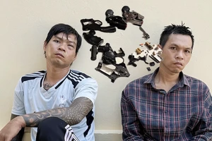 Bắt 2 anh em ruột có lệnh truy nã đặc biệt nguy hiểm cùng 4 khẩu súng