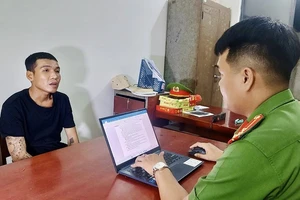 Cướp tài sản còn khống chế chụp ảnh khoả thân chủ nhà