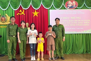 Những công dân dưới 14 tuổi đầu tiên được nhận thẻ căn cước ở Vĩnh Long