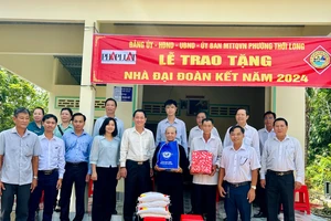 Báo Pháp luật TP.HCM phối hợp trao nhà đại đoàn kết tại Cần Thơ