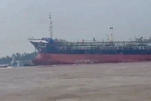 Thót tim với cảnh tàu chở hàng va chạm phà chở khách trên sông Vàm Nao