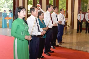 An Giang dâng hương, hoa kỷ niệm 136 năm Ngày sinh Chủ tịch Tôn Đức Thắng