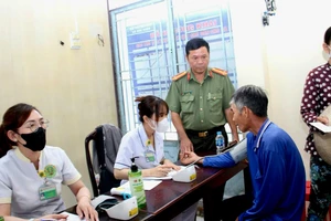 Phòng An ninh chính trị nội bộ Công an TP Cần Thơ khám bệnh, tặng quà cho người khó khăn