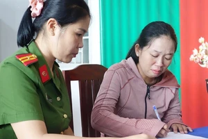 Bắt nữ nhân viên cửa hàng trang trí nội thất chiếm đoạt hàng trăm triệu đồng