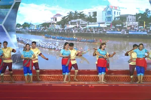 Về Ao Bà Om xem đêm Lễ hội Ok Om Bok