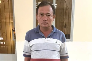 Đang làm vườn, 1 phụ nữ ở Vĩnh Long bị khống chế cướp vàng 