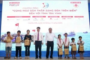 Chương trình 'Cùng ngư dân thắp sáng đèn trên biển' trao nhiều phần quà ý nghĩa đến với bà con ngư dân Trà Vinh