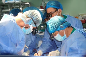 Xúc động 2 người vợ hiến thận cứu chồng