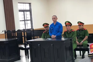 Đang chấp hành án tù chung thân, phạm nhân dùng dao đâm giám thị trại giam Định Thành