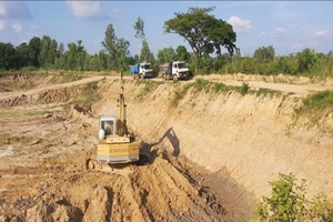 Đồng Tháp: Báo động tình trạng khai thác đất mặt trái phép 