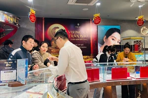 Cần Thơ: Nhộn nhịp thị trường hàng hóa ngày vía Thần Tài