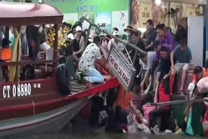 Thông tin mới vụ du khách rơi xuống sông tại chợ nổi Cái Răng