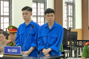 Mâu thuẫn trên mạng xã hội liền cầm súng, dao truy sát người trong đêm