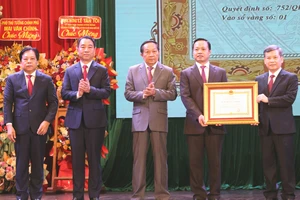 Vĩnh Long vinh dự đón nhận Huân chương Lao động hạng Nhất