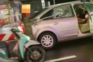 Xác minh clip 1 phụ nữ cầm gậy đập kính ô tô giữa đường