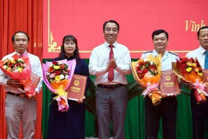 Công bố lãnh đạo các cơ quan chuyên môn, các ban thuộc UBND tỉnh Vĩnh Long