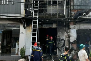 Cháy cửa hàng điện thoại di động ở Cần Thơ