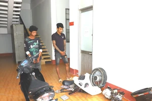 2 thanh niên đang tháo rời xe máy trộm được thì bị công an bắt quả tang
