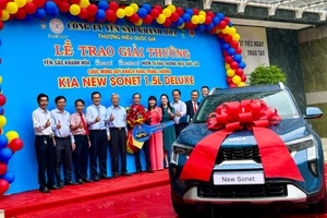 Khách hàng trúng thưởng ô tô trong chương trình tri ân của Yến sào Khánh Hoà