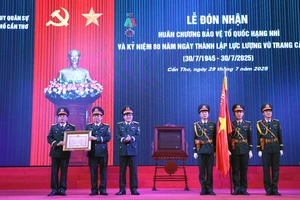 Lực lượng vũ trang Cần Thơ đón nhận Huân chương Bảo vệ Tổ quốc hạng Nhì