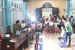 1 phụ nữ dùng số thứ tự làm căn cước để bán vé số giá cao