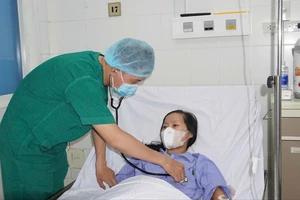 Sau 5 năm chống chọi bệnh suy thận, cô giáo được mẹ trao sự sống lần 2