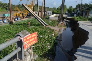 Khẩn trương khắc phục sạt lở tại cầu Kinh Xáng Cụt, Đồng Tháp