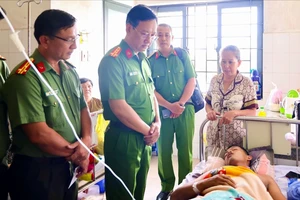 Ban Giám đốc Công an TP Cần Thơ thăm tổ viên an ninh trật tự bị thương khi làm nhiệm vụ